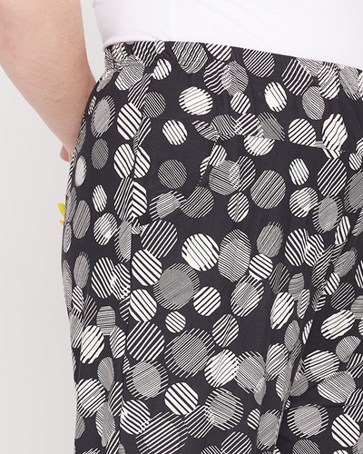 Wzorzyste biało- czarne spodnie damskie PLUS SIZE - Odzież