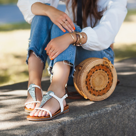 Białe sandały a'la japonki z brokatową ozdobą Finecia - Obuwie