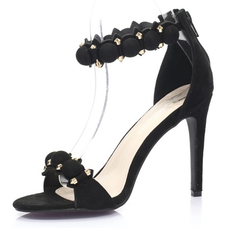 Czarne sandały zamszowe z ozdobami - Obuwie