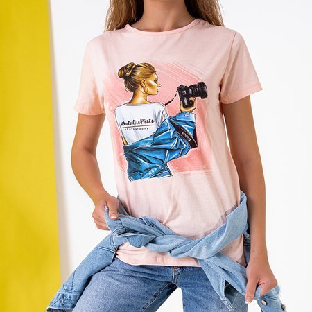 Jasnoróżowa damska koszulka bawełniana z nadrukiem - Odzież
