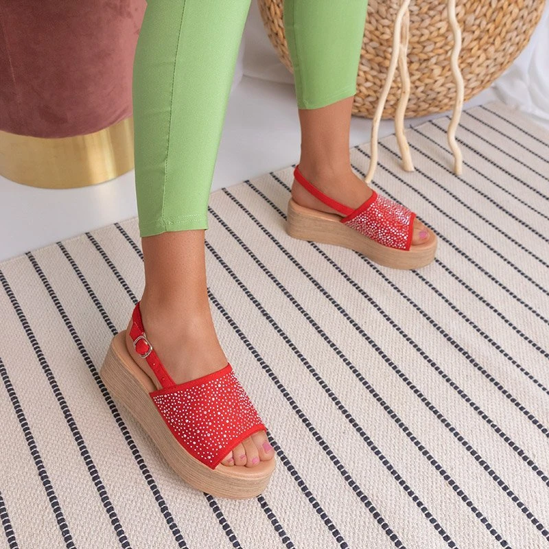 OUTLET Czerwone damskie sandały na platformie Peneli - Obuwie