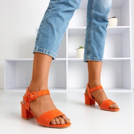 OUTLET Pomarańczowe damskie sandały na niskim słupku Saola - Obuwie