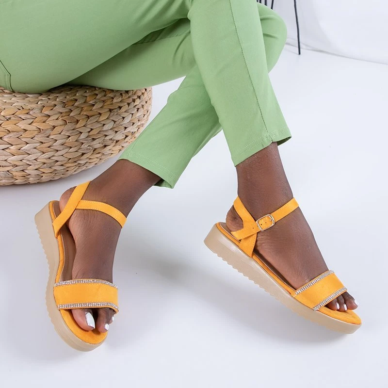 OUTLET Żółte damskie błyszczące sandały z cyrkoniami Ludowika - Obuwie