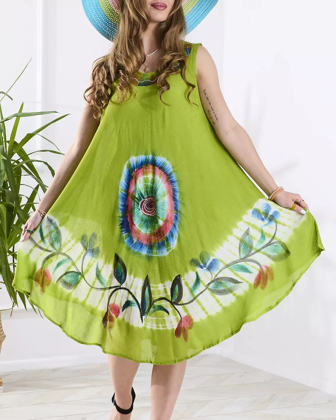 Royalfashion Zielona damska narzutka typu sukienka z kolorowymi kwiatami 