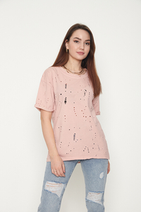 Bawełniany damski t-shirt z ozdobnymi dziurkami w kolorze pastelowego różu - Odzież