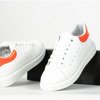 Białe sportowe tenisówki z neonową pomarańczową wstawką Tricky - Obuwie