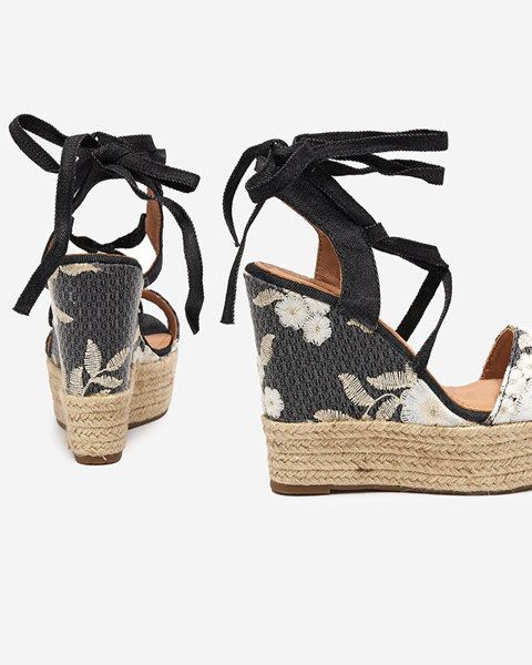 Czarne damskie sandały na koturnie z kwiatkami Neredit - Obuwie