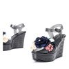 Czarne sandały na koturnie ozdobione kwiatami Nerweta - Obuwie