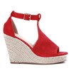 Czerwone sandały na koturnie z ażurowym wykończeniem Fastina - Obuwie