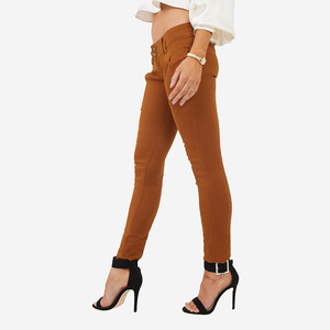 Damskie materiałowe spodnie z niskim stanem w brązowym kolorze - Odzież