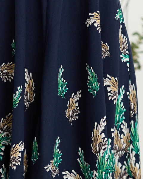 Granatowa damska sukienka z asymetrycznym dołem i z printem - Odzież