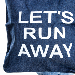 Granatowa damska torebka materiałowa z napisem " Let's run away" - Akcesoria