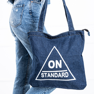 Granatowa damska torebka materiałowa z napisem "On standard" - Akcesoria