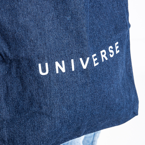 Granatowa damska torebka materiałowa z napisem "Universe" - Akcesoria