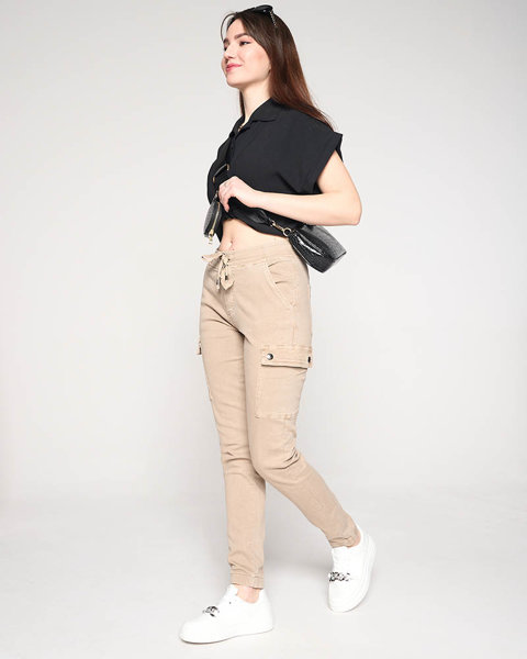 Materiałowe spodnie damskie typu bojówki w kolorze beżowym- Odzież