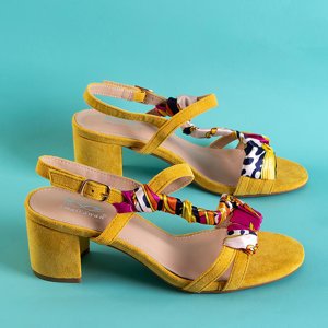 Musztardowe damskie sandały na słupku Alazania - Obuwie