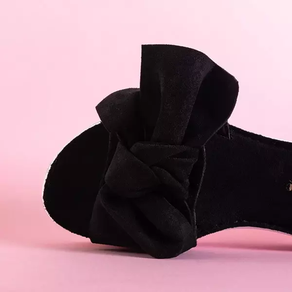 OUTLET Czarne damskie klapki na niskim koturnie z kokardką Nelesa - Obuwie