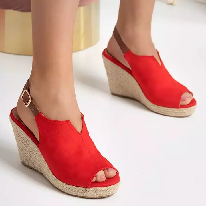 OUTLET Czerwone damskie sandały na koturnie Clowse - Obuwie