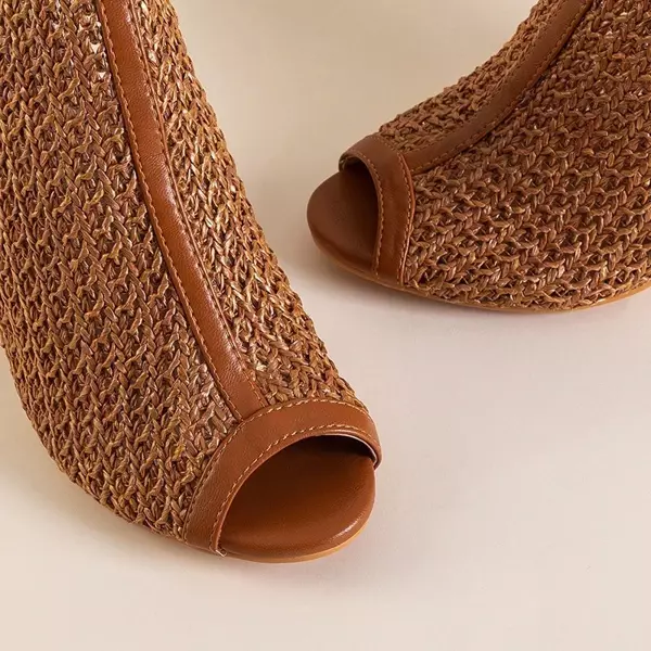 OUTLET Jasnobrązowe sandały damskie na słupku Tairi - Obuwie