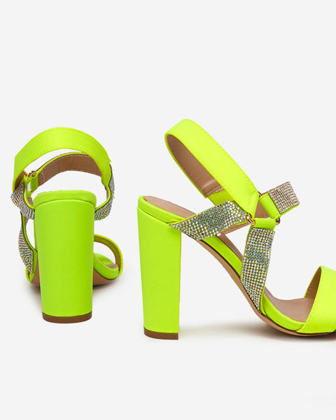 OUTLET Neonowe żółte sandały damskie na słupku Xiobi- Obuwie