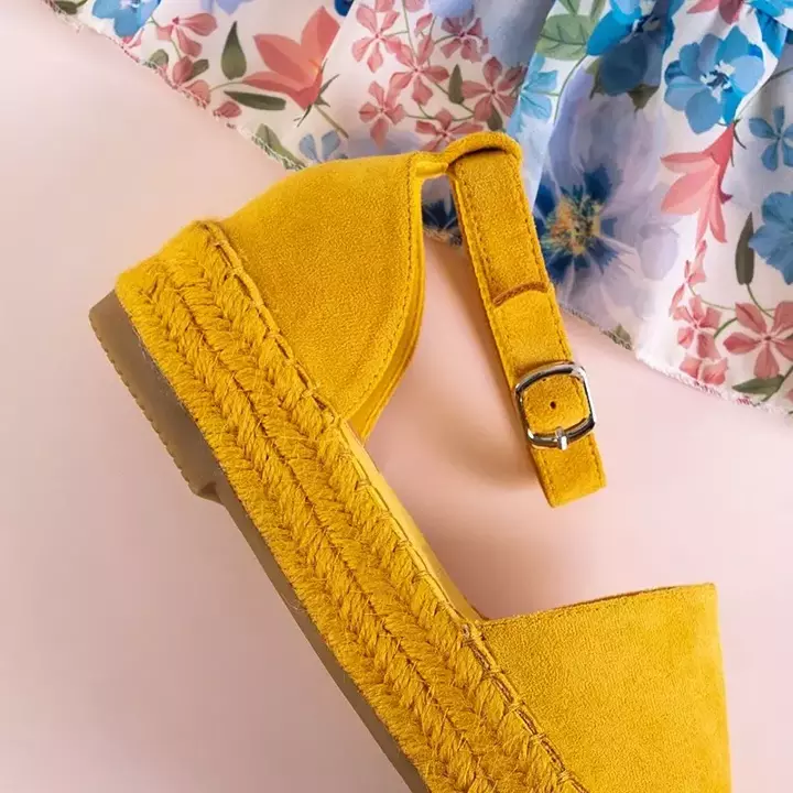 OUTLET Żółte damskie sandały na platformie Sitra - Obuwie