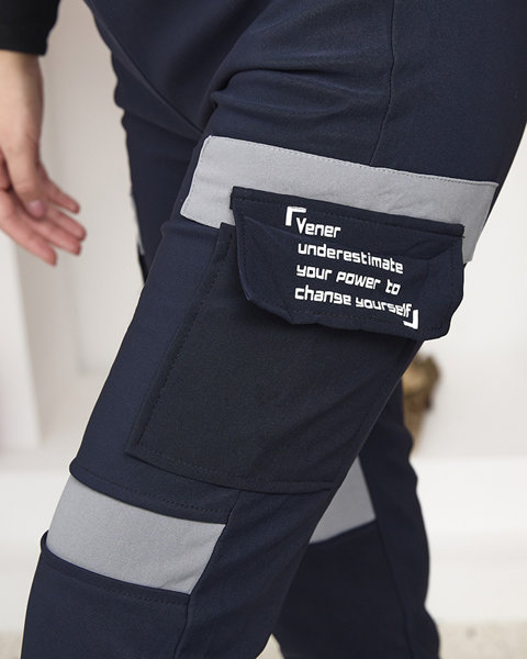 Ocieplane damskie spodnie cargo z napisami w granatowym kolorze - Odzież