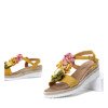 Żółte sandały na niskiej koturnie z ozdobami Florensia - Obuwie