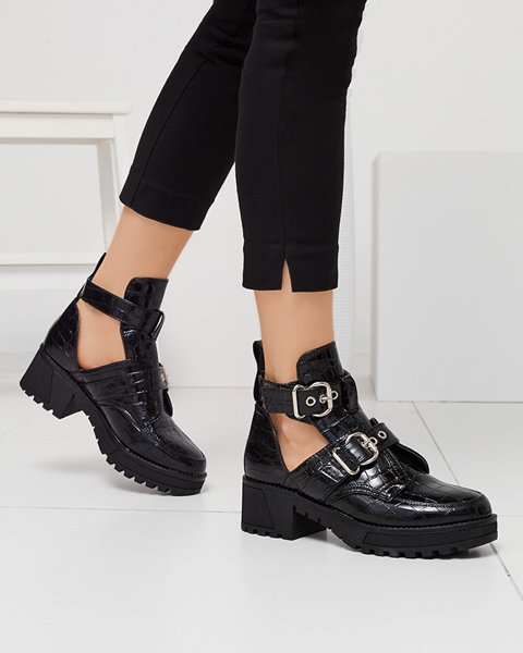 Чоботи чорні лаковані жіночі з вирізом та тисненням Malevib- Взуття