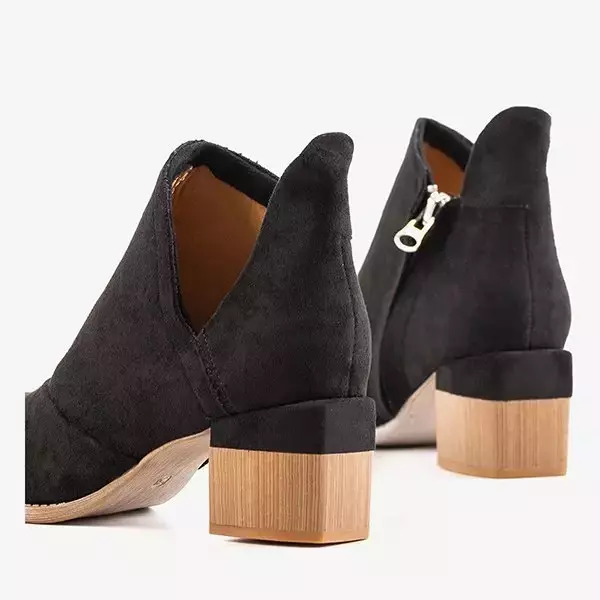 OUTLET Чорні жіночі чоботи на посту Jeneuer - Взуття