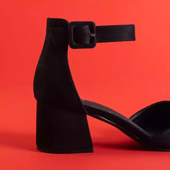 OUTLET Чорні жіночі сандалі на посту Juti - Взуття