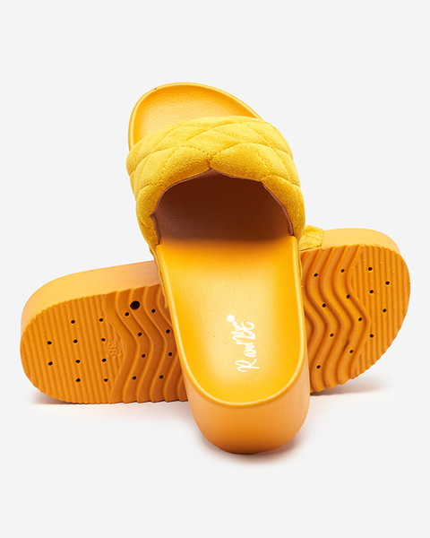 OUTLET Жовті жіночі стьобані босоніжки на платформі Koriner - Взуття